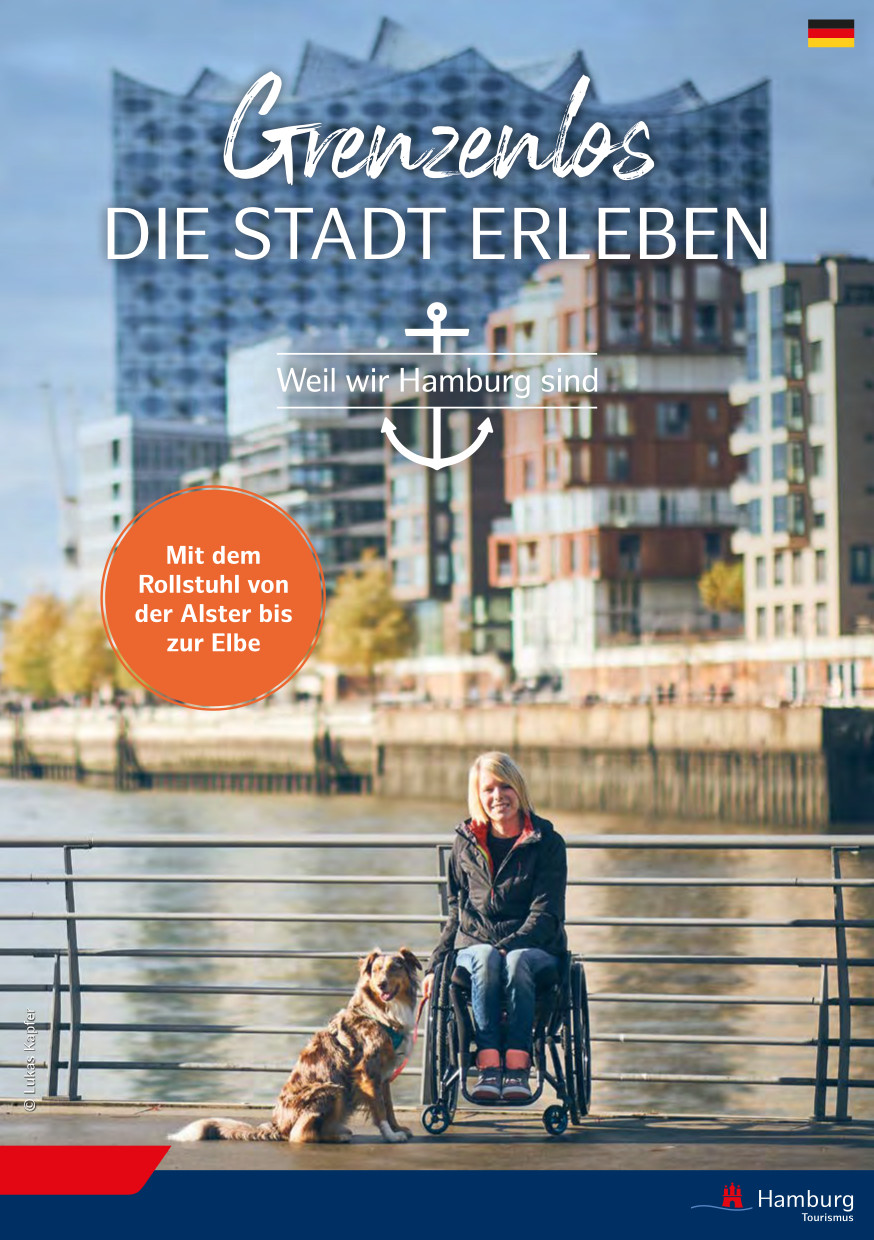 Titelseite der Broschüre - Eine blonde Frau in einem Rollstuhl lächelt in die Kamera. Neben ihr sitz ein Hund, im Hintergrund ist verschwommen die HafenCity und die "Elphi" zu erkennen.