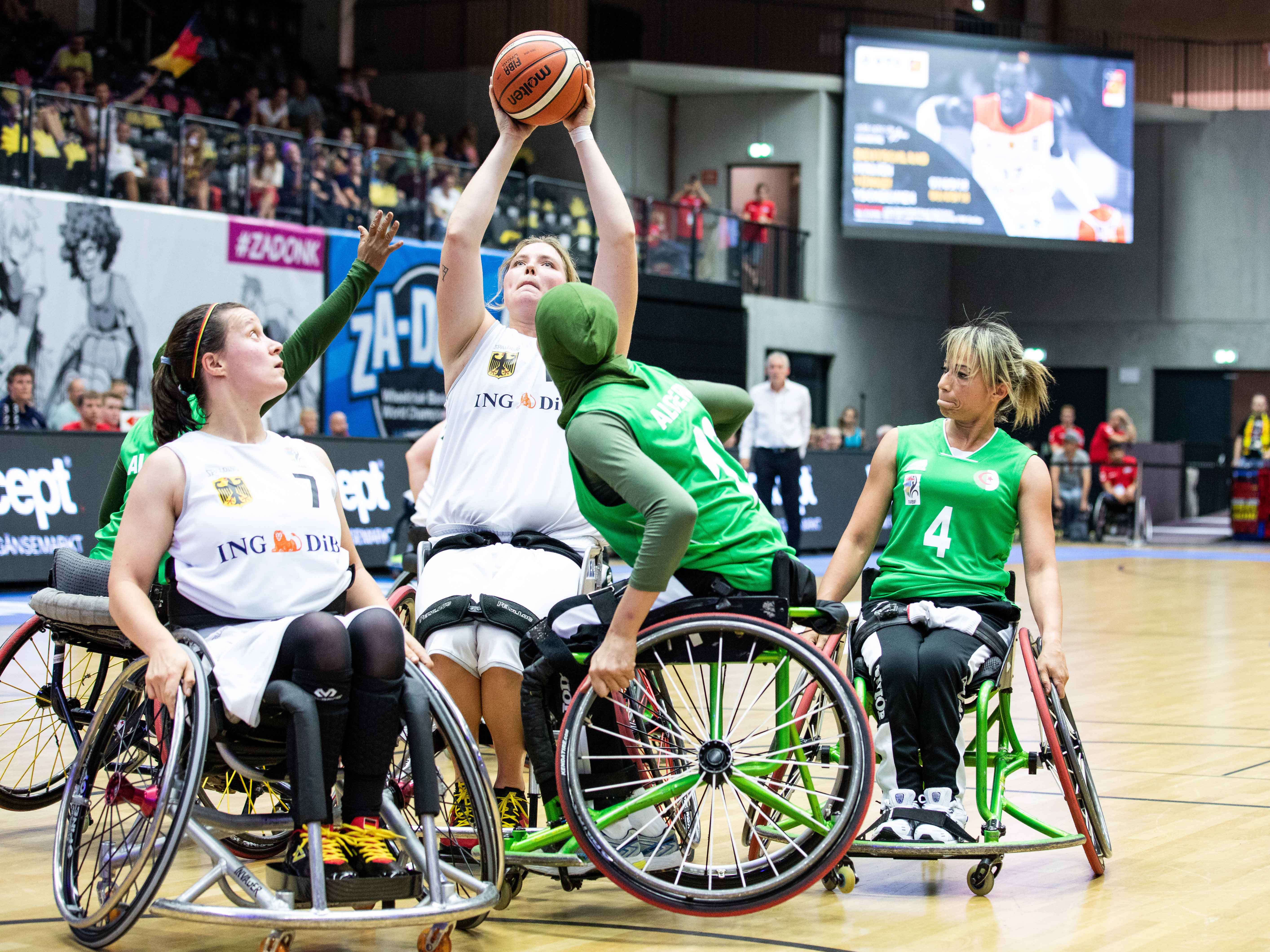 Eine Spielerin der deutschen Rollstuhlbasketballerinnen (Barbara Groß) beim Abwurf | Foto: Steffie Wunderl