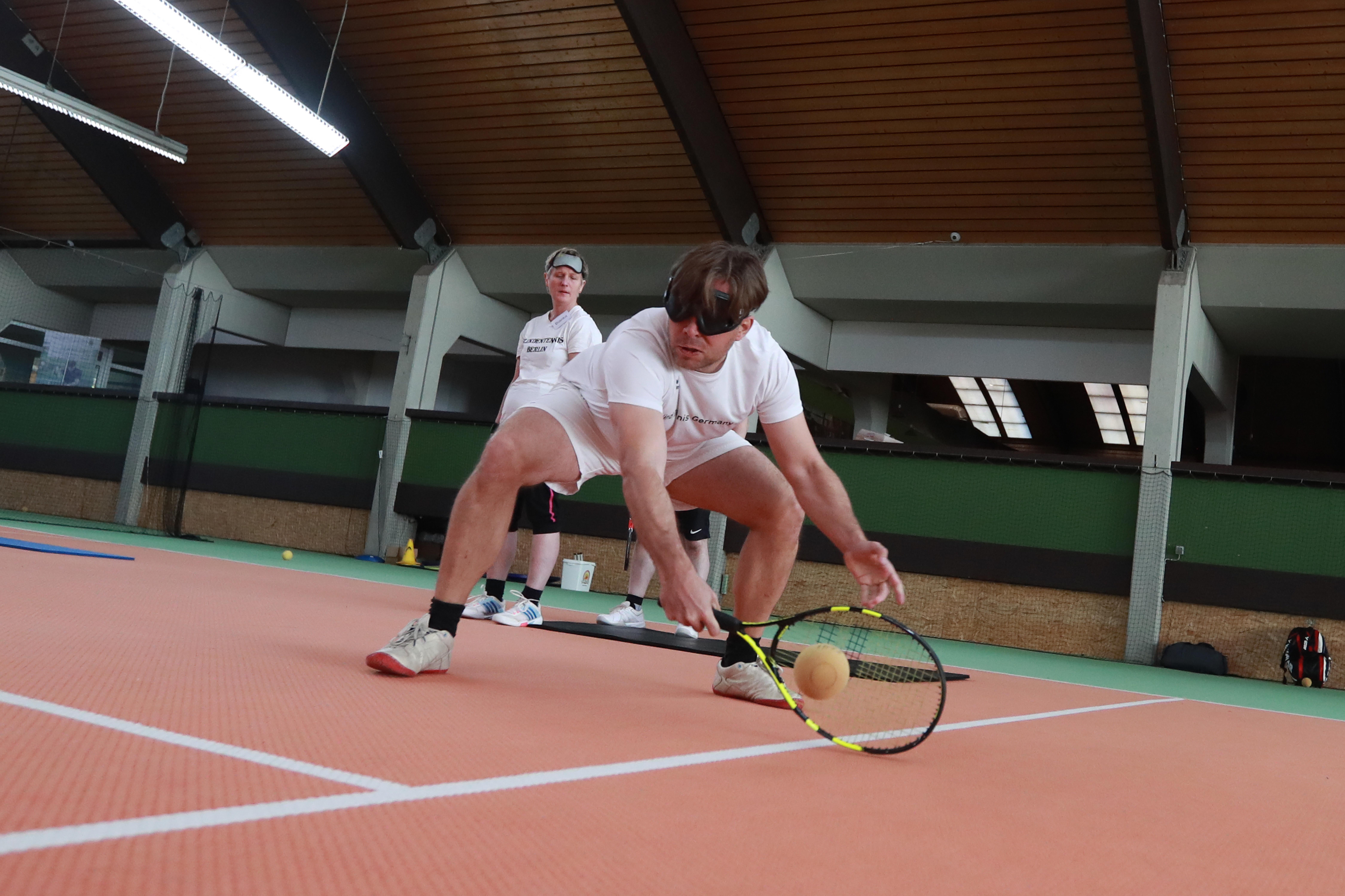 Ein blinder Tennisspieler mit Augenbinde schlägt einen Tennisball | Foto: Gold-Kraemer-Stiftung