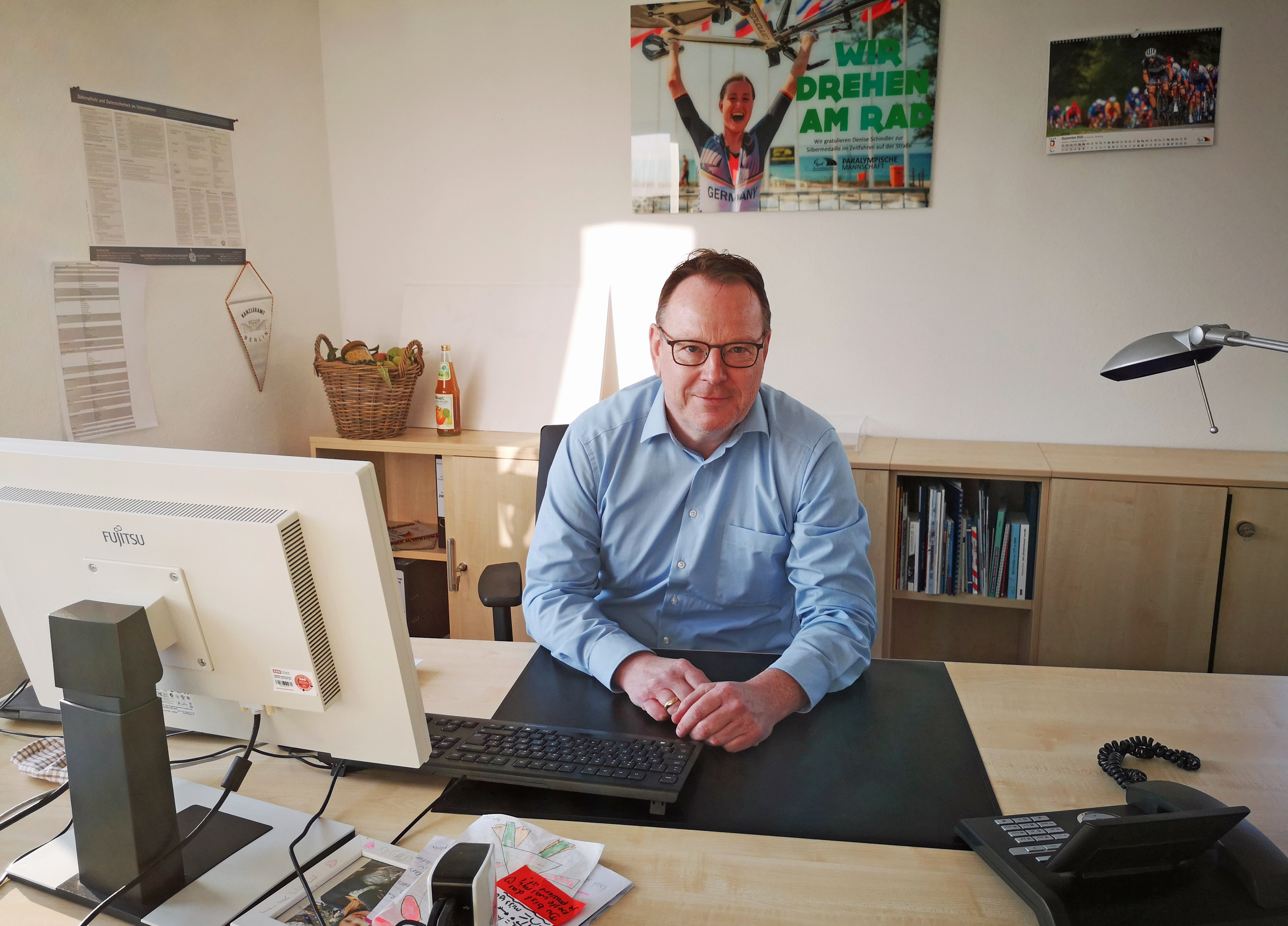 Torsten Burmester an seinem Schreibtisch | Foto: DBS