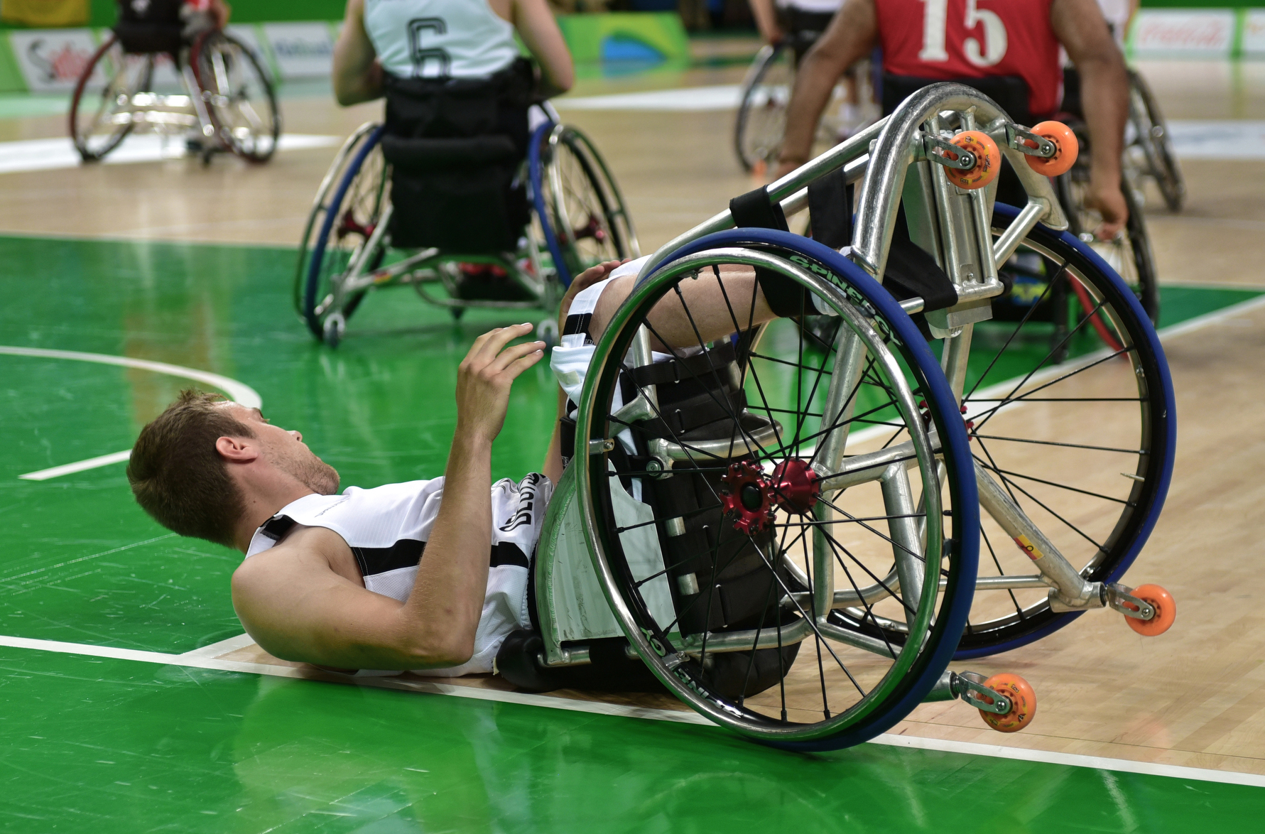 Ein Rollstuhlbasketball-Spieler liegt auf dem Rücken. | Foto: Andreas Joneck / DBS