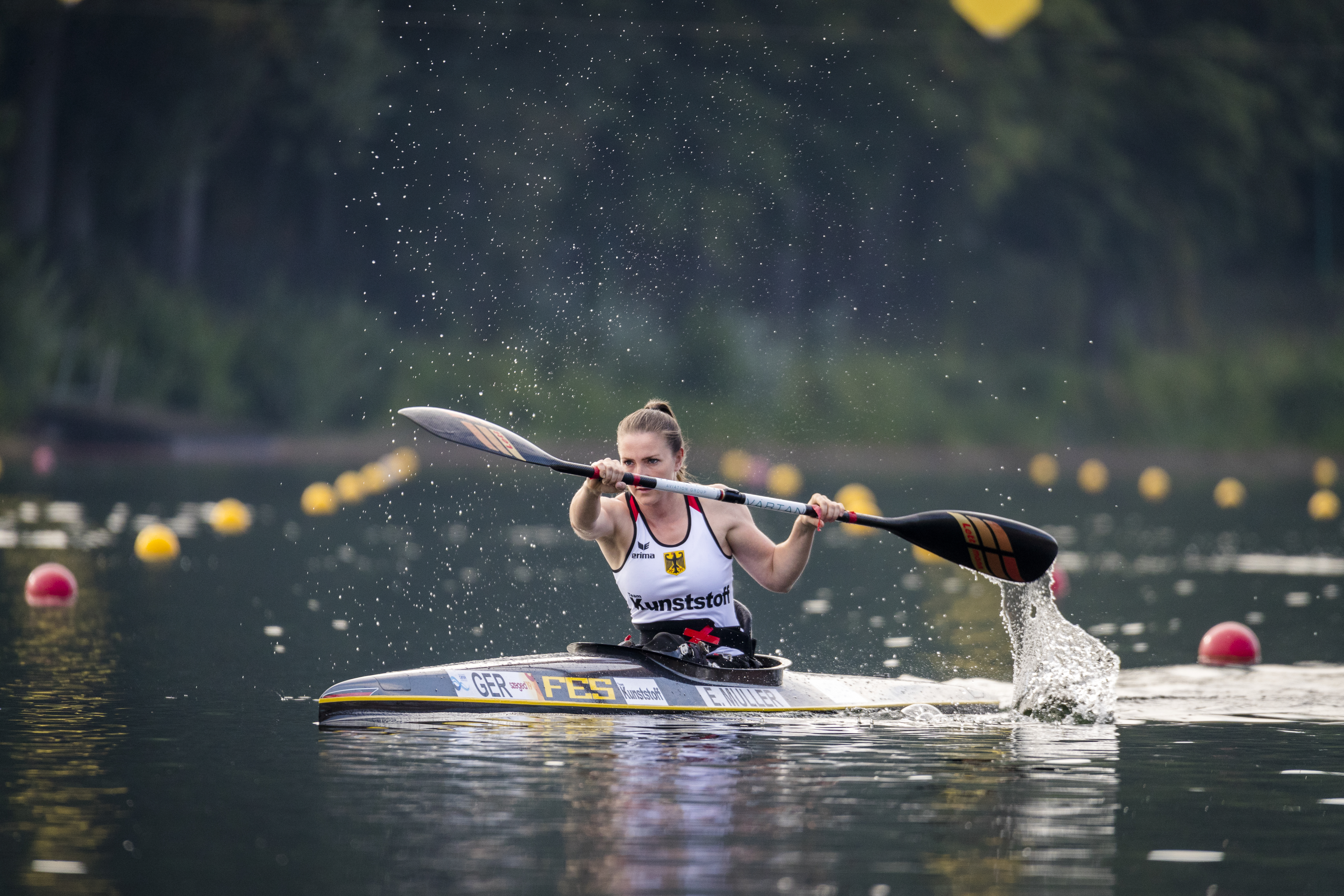 Edina Müller in ihrem Kanu | Foto: Florian Schwarback, Blackburn-Photographie