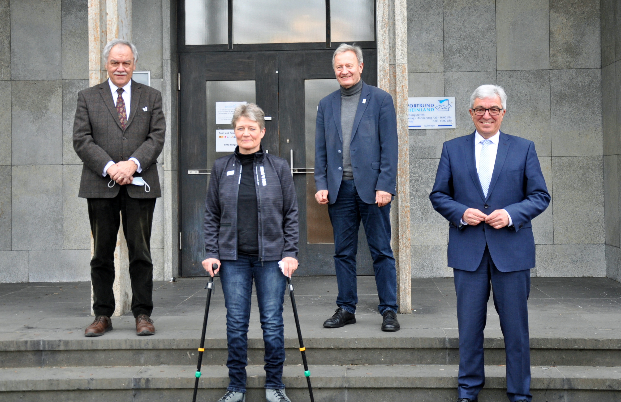 Vier Menschen auf einer Treppe, von links: Karl-Peter Bruch, Hannelore Brenner, Friedhelm Julius Beucher und Minister Roger Lewentz, MdL | Foto: Bernd Paetz