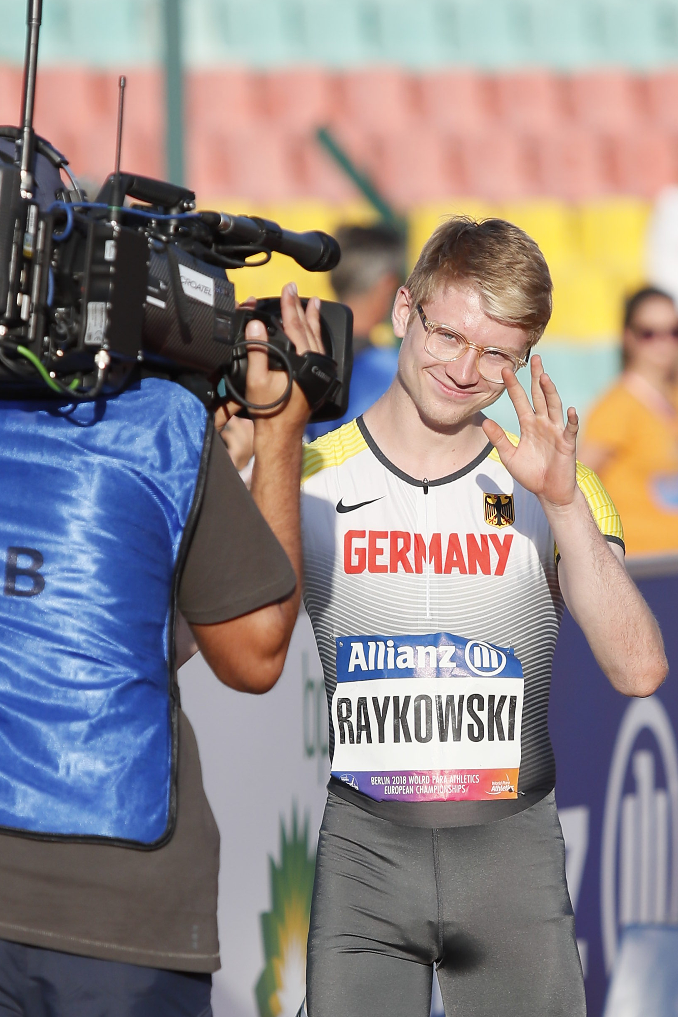 Moritz Raykowski lächelt in eine Fernsehkamera | Foto: Binh Truong / DBS